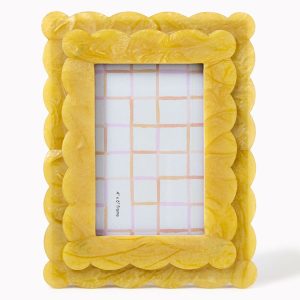 Scalloped Resin Photo Frame. Gold (4x6 Photo)