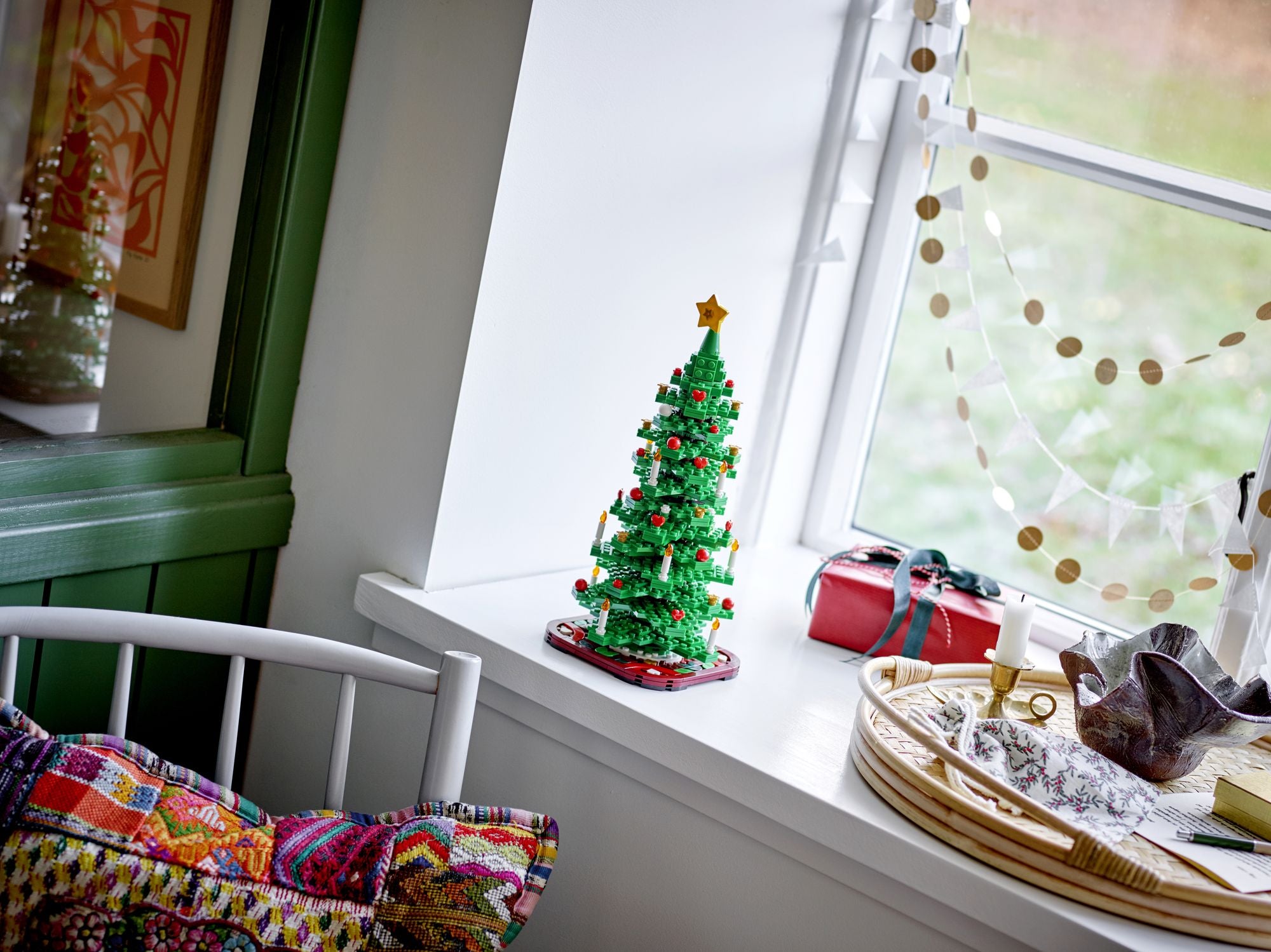 LEGO Iconic Christmas Tree 40573 - Image 2