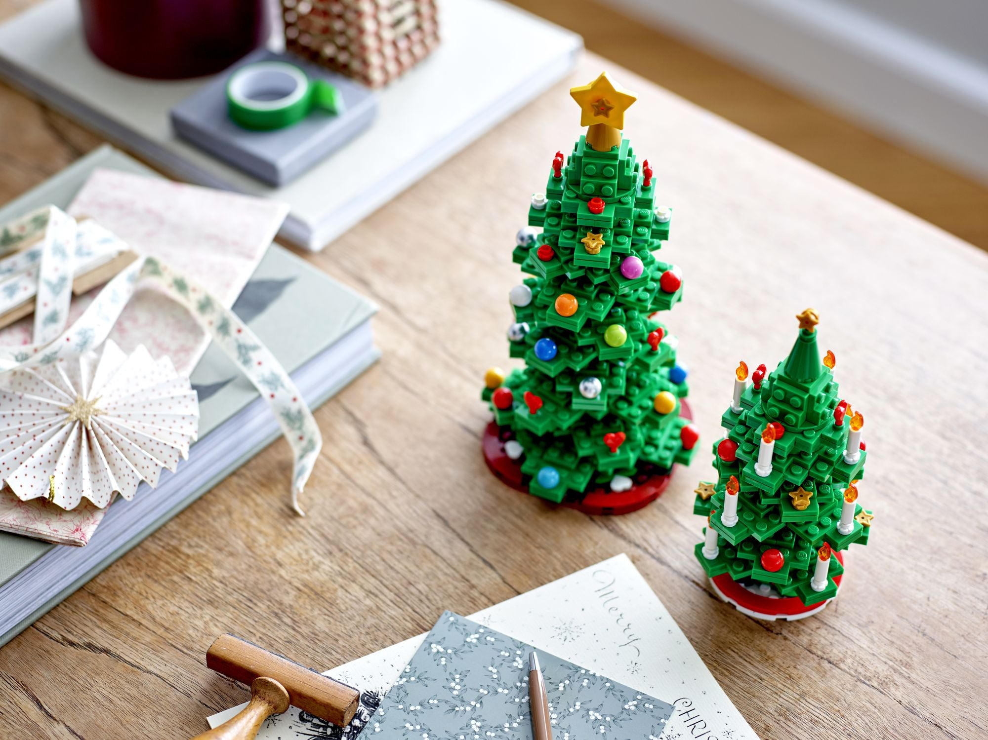 LEGO Iconic Christmas Tree 40573 - Image 4