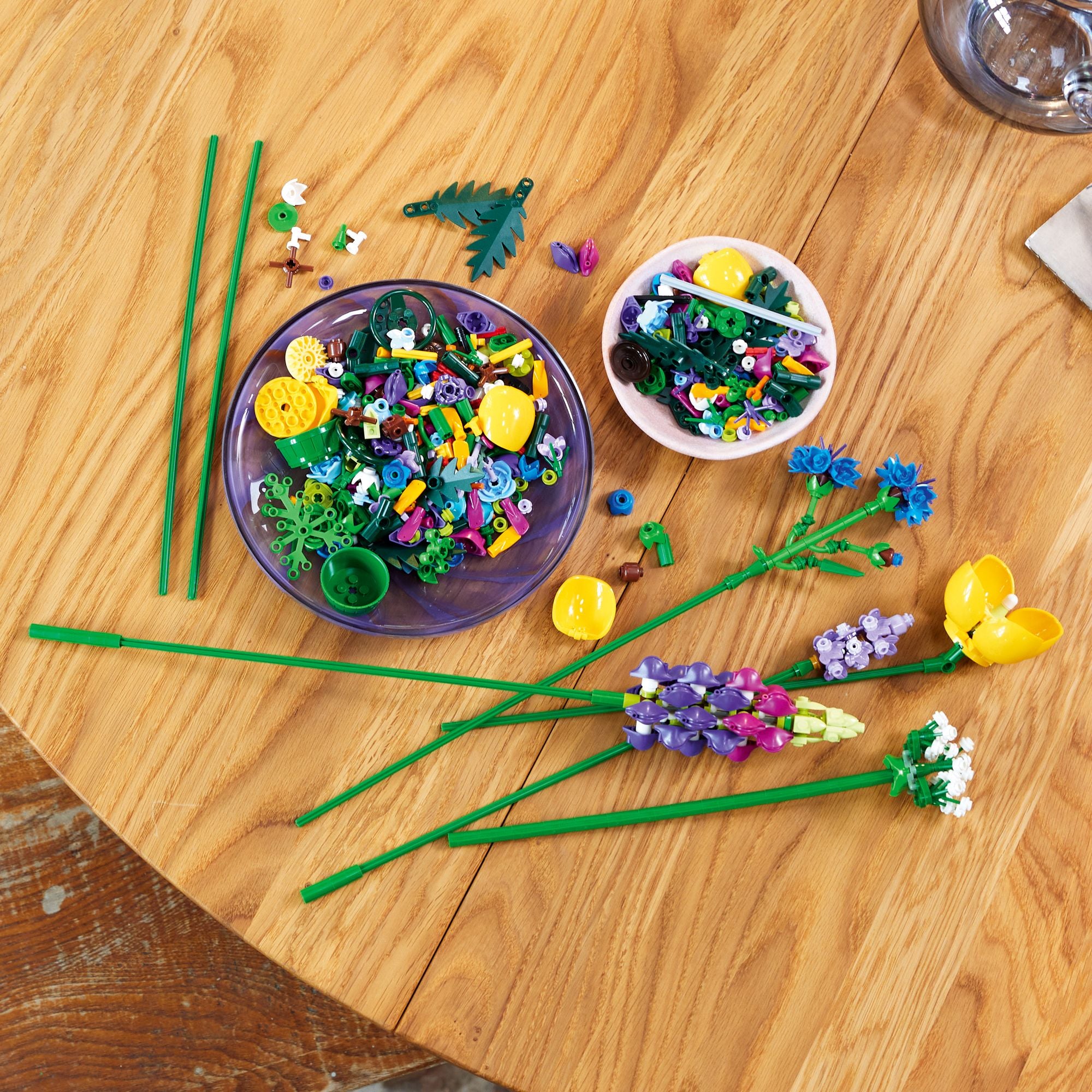 LEGO Icons Wildflower Bouquet 10313 - Image 3