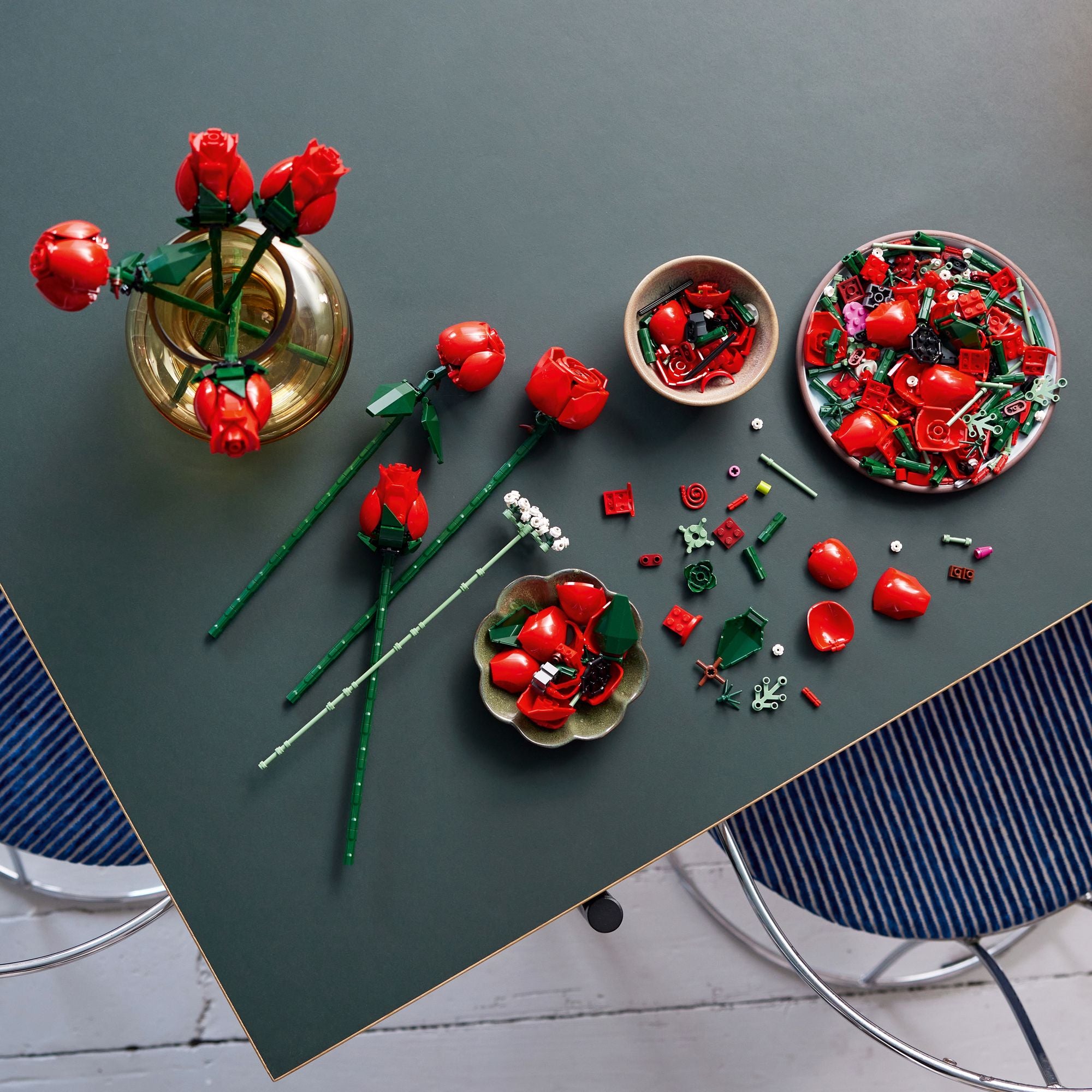 LEGO Icons Bouquet of Roses 10328 - Image 3