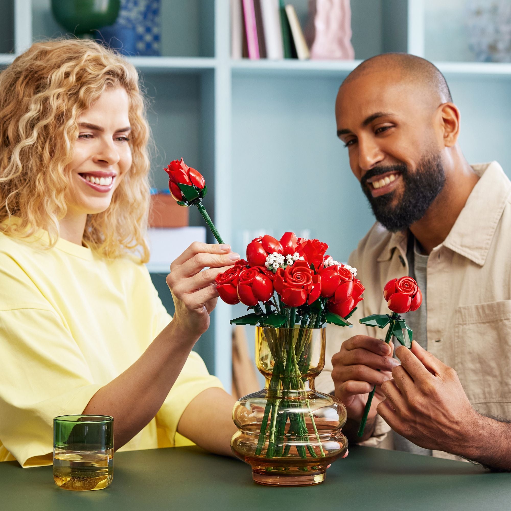LEGO Icons Bouquet of Roses 10328 - Image 4