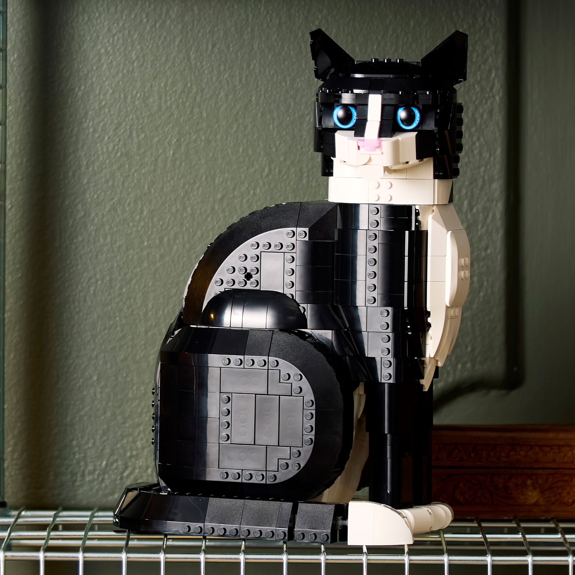 LEGO Ideas Tuxedo Cat 21349 - Image 7