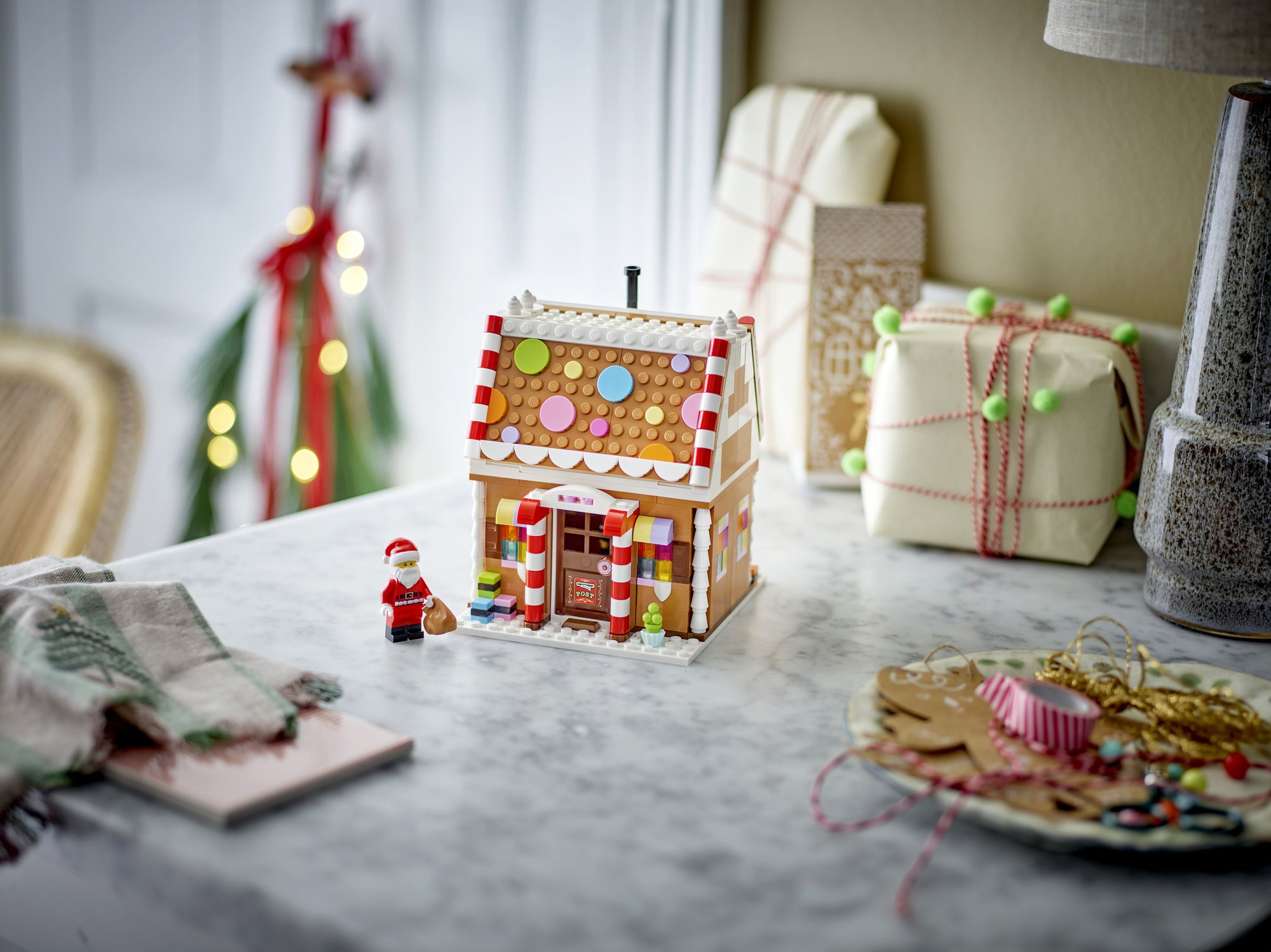 LEGO Festive Gingerbread House 40809 - Image 4